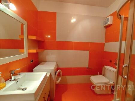 APARTAMENT 2+1+2 PER QIRA TEK RRUGA E BARRIKADAVE