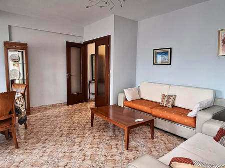 Jepet me qira apartament 1+1 prane ambasades Greke, midis rruges se Kavajes dhe Durresit.