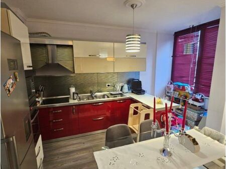 Prane Liqenit artificial i Tiranes- Apartament Modern 2+1+2 me Qira