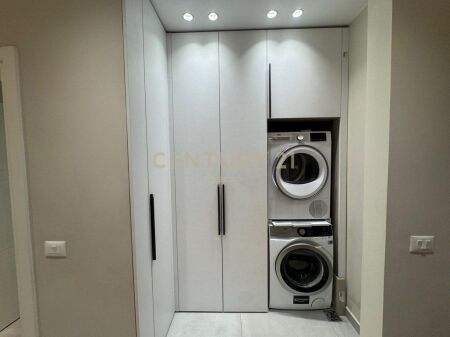 SHITET APARTAMENT 2+1+2 ME 2 POSTE PAKRIMI DHE OBORR TEK LIQENI I THATE