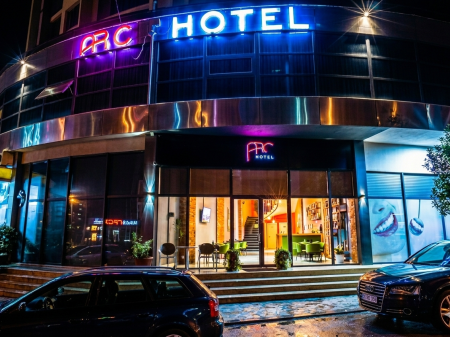 2+1 me Qera prane Rethit ,Astir