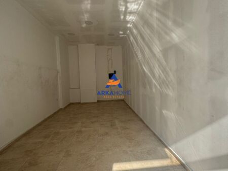 JEPET AMBIENT ME QERA 38M2 "PRANE KOMUNES SE PARISIT,ROBERT ZHVARC" 40000 LEKE