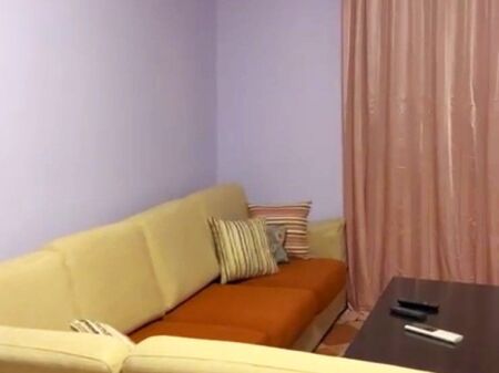 Via Dibra, vicino alla Facoltà di Medicina, si affitta appartamento 1+1 arredato. 40.000 Leke