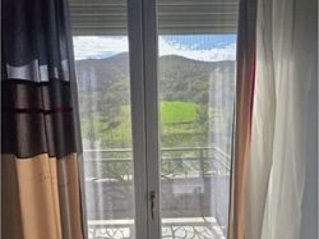 Vile individuale me oborr privat dhe pishine per qira ne perferi te Tiranes , fshati Damjan.