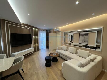 Shitet apartament 2+1+2+post parkimi Rruga e Durresit