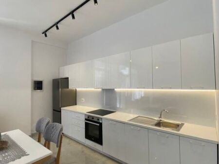 Jepet Apartament me Qera 1+1 Fresk