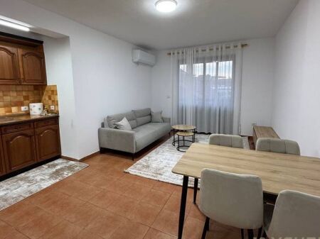 Jepet me  qera apartament 2+1 tek xhamia e tabakeve