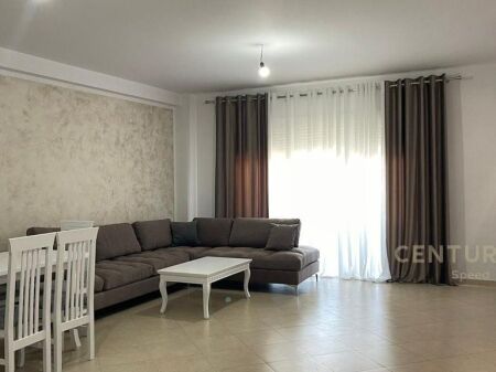 APARTAMENT 3+1+2 PER QIRA 5 MAJ