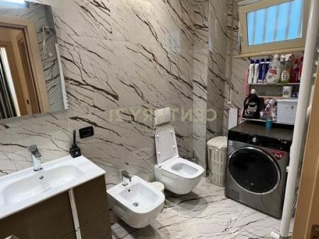 Jepet apartament 2+1+post parkimi me qera tek liqeni i thate