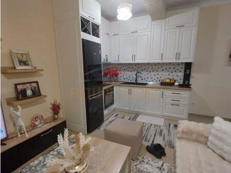 Shitet, Apartament 1+1+2 Ballkone, Materniteti i Ri, Tiranë.