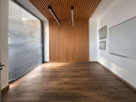 QIRA ZYRË 142.4 M² + 2 POSTE PARKIMI – QENDRA TURDIU, LOKACION PREMIUM QENDRA TIRANË