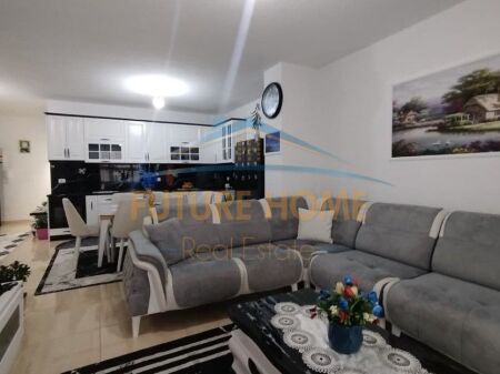 Shitet Apartament 1+1 Kamez