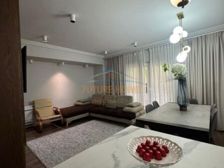 Shitet,Apartament 3+1+2, 21 Dhjetori,Tiranë