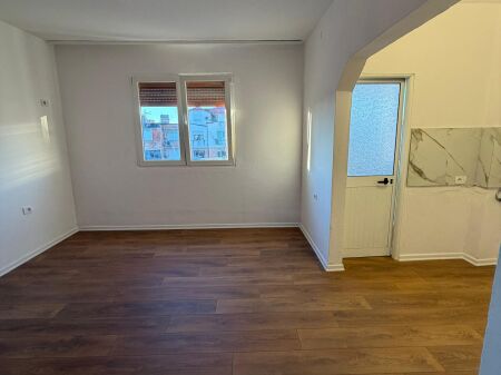 Oxhaku Shitet Apartament 1+1 Pallat Ekzistues