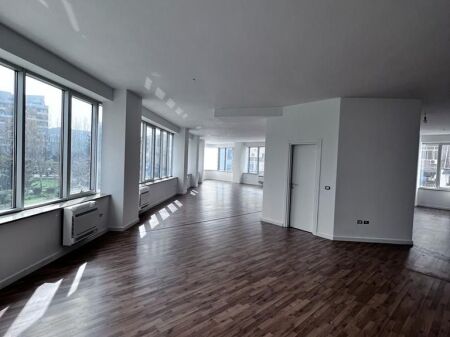 Zyrë me Qera – 200 m² | Zona Stadiumi Dinamo