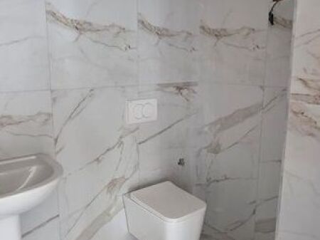 Jepet me qera ambient komercial buz rruge ne Paskuqan