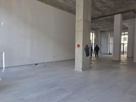 Jepet me qera ambient komercial 200m2 buze rruge.