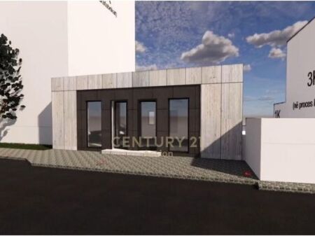 Vendesi commerciale in vendita vicino all'Hotel “Mondial”.