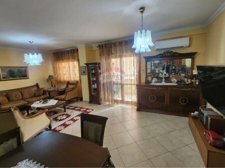 Apartament 2+1+2 per shitje Komuna e Parisit