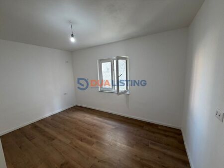 Shesim apartament 1+1+ Ballkon ne Rrugen e Kosovareve!