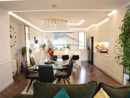 Shitet, Apartament 4+1+3+2Poste Parkimi, Rezidenca "EURO 3D", Tiranë.