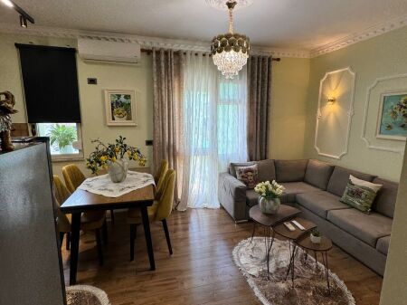 Jepet apartament me qera 1+1 muzeumi durres