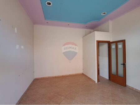 Dyqan në Shitje Pranë Bashkisë Vlorë, me Fasadë nga Sheshi Kryesor