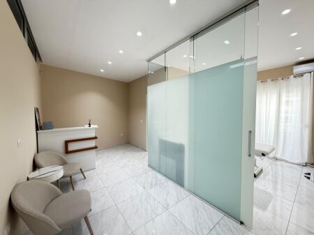 Zyre Me Qera TeK Komuna e Parisit ( ID BZ2837 ) Tirane