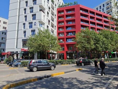 Zyrë / Ambient Biznesi me Qira – Farmacia 10, Tiranë