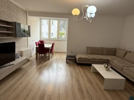 Ne Qender, Jepet Me Qira Apartament Ideal për Banim ose Zyra!