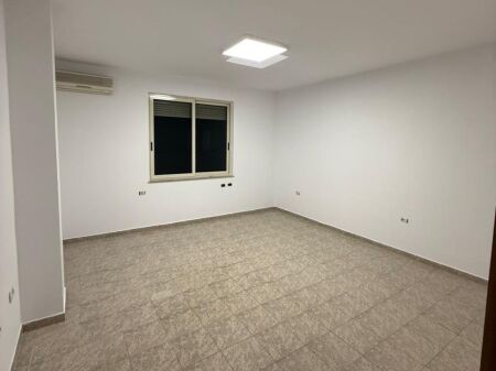 Ish-Bllok, Zyre per Qera - 2+1+2