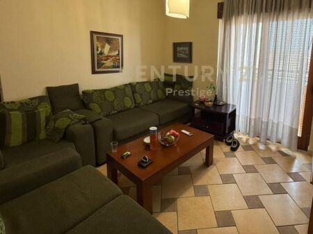 Shitet apartament 2+1+2