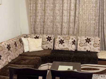 1+1 me Qera n Astir , Prane Rrethit