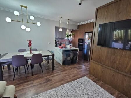 Shitet Apartament 3+1+2 te Rruga e Kavajës