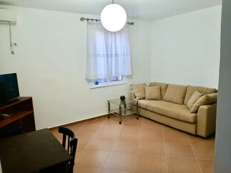 🏢Pak minuta larg Ures se Tabakeve,jepet me qera apartament1+1,i mobiluar. 48,000Leke          