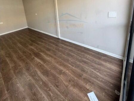 Shitet, Ambient Biznesi, Laprake.