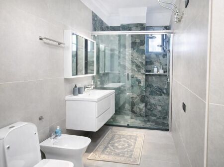 Apartament me qera buze shetitore Taulantia me pamje ballore deti ,1,000 euro / muaj