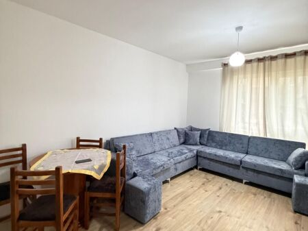 Jepet me qera Apartamenti 1+1, Ish Parku autobuzave ( brenda Kompleksit Kontakt ) 500 mije leke