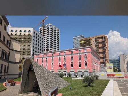 ZYRE ME QERA 96 M2 QENDER 170.000 LEKE