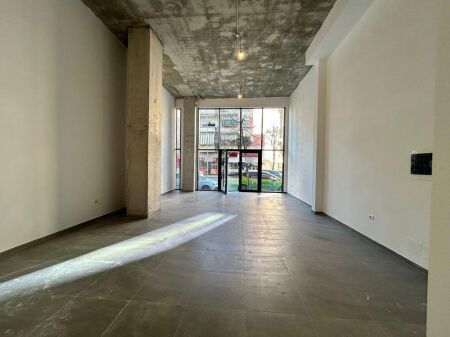 Jepet me qira ambient komercial premium 70.4 m² + 2 poste parkimi në Rruga e Barrikadave