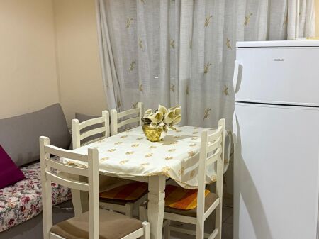 Apartament me qera 1+1+ballkon tek rruga e barrikadave , 5 minuta nga qendra.