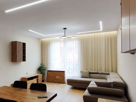 Jepet me qera Apartamenti 1+1 , rruga Petrela Stacioni i Trenit 700 Mije leke