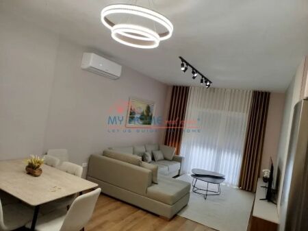 Appartamento 1+1 in affitto dietro la Scuola Rossa a Tirana