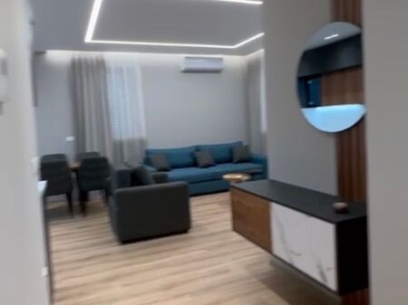 1+1, arredato a foleja e gjelber, zog i zi, 700 euro