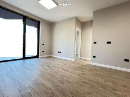 Zyre Me Qera tek Shkolla e Kuqe (ID BZ2843) Tirane