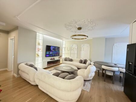 Shitet apartament luksoz 2+1+2 me 2 poste parkimi në qendër të Tirana