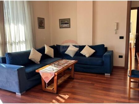 Apartament 1+1 me qira – Rruga Hoxha Tahsin, Pazari i Ri, Tiranë