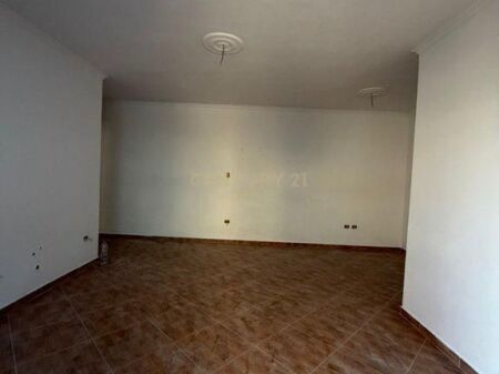 SHITET APARTAMENT 2+1 – PRANË Hotel Florida, PLAZHI DURRËS  📍 Vendndodhje shumë e mirë, vetëm pak hapa nga deti 🏢 Viti i ndërtimit: 2011 🏬 Kati: 5 📐 Sipërfaqe neto: 69.80 m² 📄 Me certifikatë pronësie  💶 Çmimi: 155.000€ (i diskutueshëm)