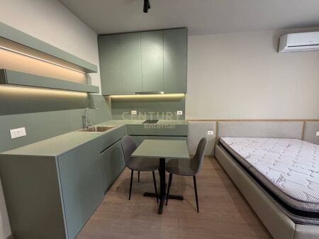 Shiten 3 studio të organizuara në një pronë të vetme, në zonën e Rruga Stacioni i Trenit, përballë SPAK, në Tirana.