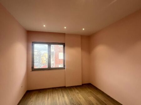 ZYRE ME QERA 160 M2 PAZARI I RI 1.500 EURO